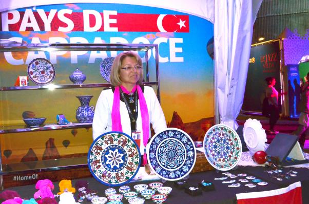 Meryem Buhari Festivalde kendi yaratımları olan İznik Çinilerinden örnekler sundu.