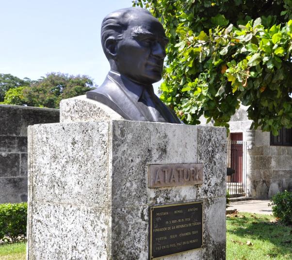 Havana'da Atatürk büstü.
