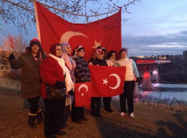 Edmonton Türk toplumu High Level Köprüsü'ne çıkarak Ankara'ya ses verdi...