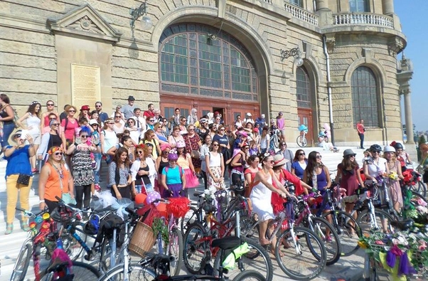 Süslü Kadınlar bisiklet turu için Haydarpaşa'da buluştu.