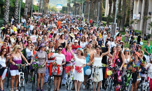 İzmirli Süslü Kadınlar Bisiklet Turu